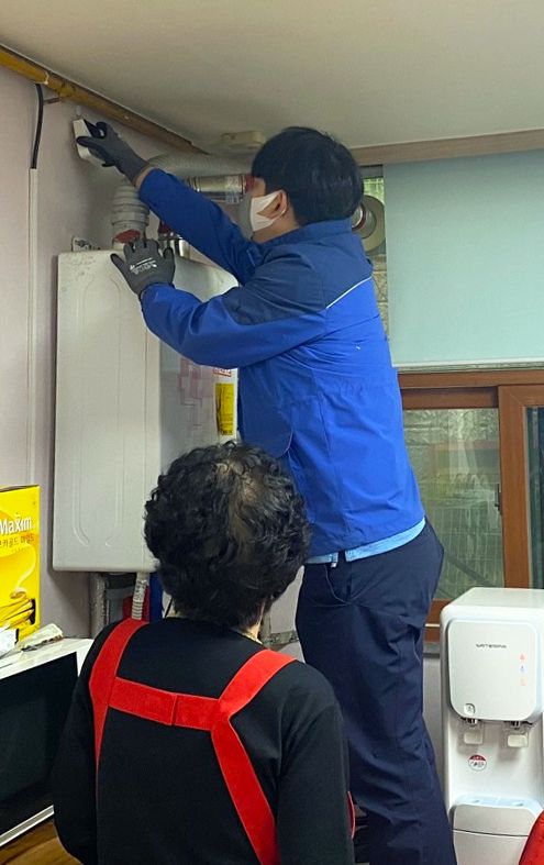 삼천리 고객센터협의회가 에너지 취약계층 세대에 CO경보기를 설치하고 안전점검을 실시하고 있다.[사진=삼천리그룹]