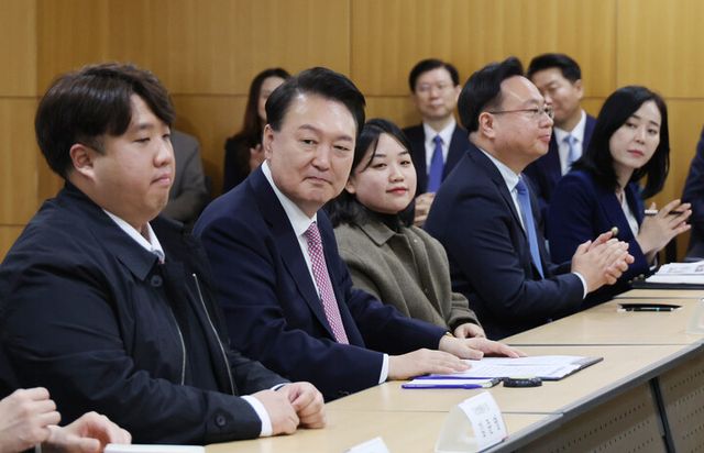 윤석열 대통령이 28일 서울성모병원에서 '이른둥이의 건강한 성장 지원을 위한 간담회'를 하고 있다.&nbsp;간담회는 다섯쌍둥이 등 이른둥이 부모들의 경험담 및 애로사항, 의료진의 건의 등 이른둥이의 건강지원을 위해 필요한 사항을 논의하는 방식으로 진행됐다고 대통령실은 밝혔다.&nbsp;[사진=연합뉴스]