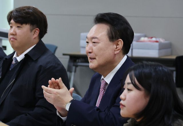 윤석열 대통령이 28일 서울성모병원에서 열린 '이른둥이의 건강한 성장 지원을 위한 간담회'에서 박수치고 있다. [사진=연합뉴스]