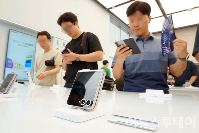 삼성전자의 폴더블 스마트폰 ‘갤럭시Z플립6’, ‘갤럭시Z폴드6’ 사전예약이 이뤄졌던 지난 7월 서울 강남구 삼성 강남에서 방문객들이 제품을 사용해보고 있다. [사진=이뉴스투데이DB]