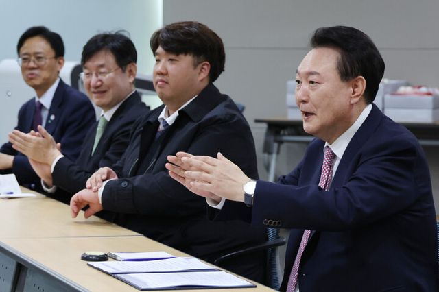 윤석열 대통령이 28일 서울성모병원에서 '이른둥이의 건강한 성장 지원을 위한 간담회'를 하고 있다.&nbsp;간담회는 다섯쌍둥이 등 이른둥이 부모들의 경험담 및 애로사항, 의료진의 건의 등 이른둥이의 건강지원을 위해 필요한 사항을 논의하는 방식으로 진행됐다고 대통령실은 밝혔다.&nbsp;[사진=연합뉴스]