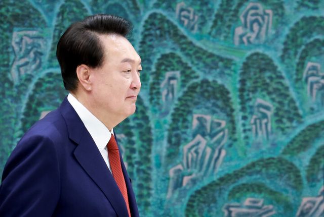 윤석열 대통령이 지난 10일 서울 용산 대통령실에서 열린 '대외여건 변화에 따른 긴급 경제·안보 점검회의'에 참석하고 있다. [사진=연합뉴스]