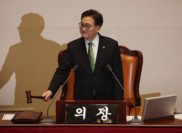 우원식 국회의장이 28일 오후 서울 여의도 국회에서 열린 제418회 국회(정기회) 제13차 본회의에서 의사봉을 두드리고 있다. [사진=연합뉴스]