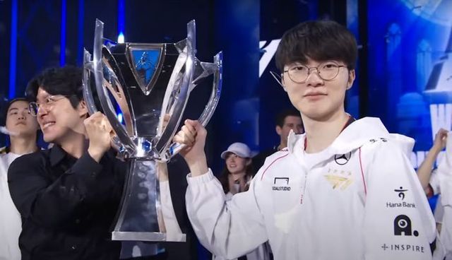 ‘페이커’ 이상혁이 5번째 ‘LoL 월드챔피언십(롤드컵)’ 우승컵을 들어올리고 있다. [사진=라이엇게임즈]