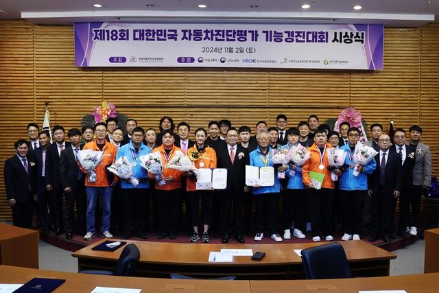 정욱 회장(가운데), 김화영 수상자(왼쪽), 심영택 수상자(오른쪽). [사진=한국자동차진단보증협회]