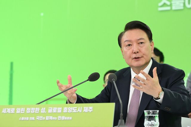 윤석열 대통령이 지난 10월 15일 제주특별자치도 제주국제자유도시개발센터에서 '세계로 열린 청정한 섬, 글로벌 휴양도시 제주'를 주제로 열린 스물아홉 번째 '국민과 함께하는 민생토론회'에서 발언하고 있다. [사진=대통령실]