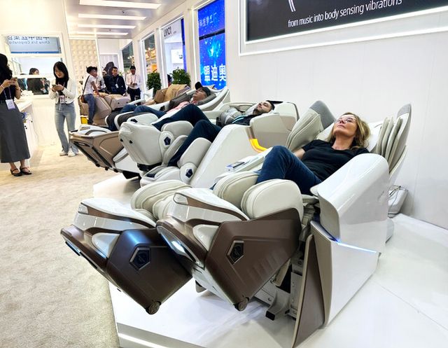 국제무역박람회 '캔톤페어' 관람객들이 헬스케어로봇을 체험하고 있다. [사진=바디프랜드]