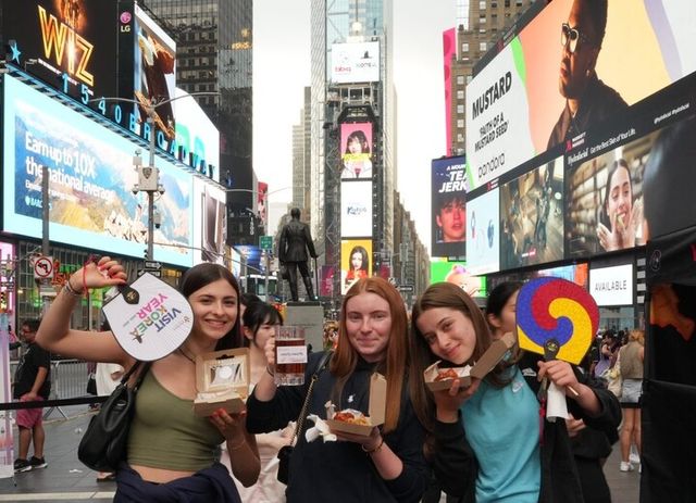 BBQ치킨이 미국 뉴욕 타임스퀘어에서 진행한 원바이트투코리아 캠페인. [사진=제너시스BBQ]