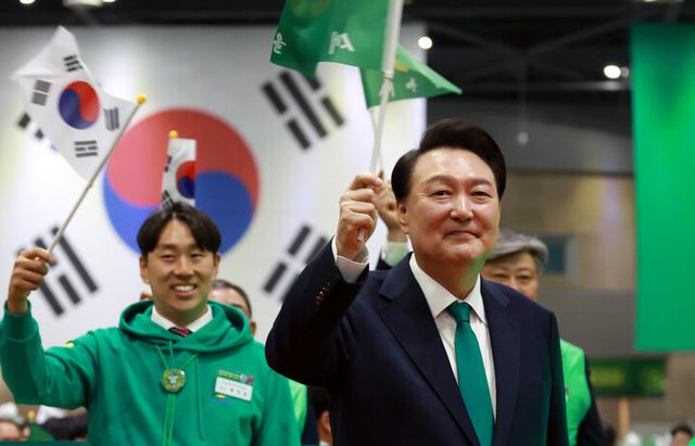 윤석열 대통령이 5일 경기도 고양 킨텍스에서 열린 '2024 전국새마을지도자대회'에서 행사 참가자들과 퍼포먼스를 하고 있다. [사진=연합뉴스]