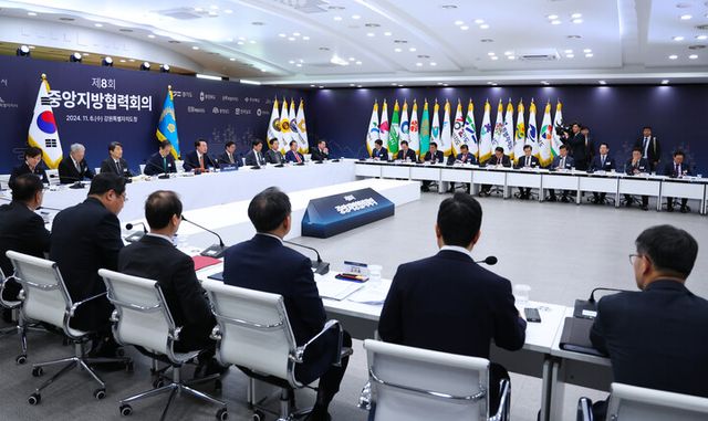 윤석열 대통령이 6일 강원도청에서 열린 '8회 중앙지방협력회의'에서 발언하고 있다. [사진=연합뉴스]