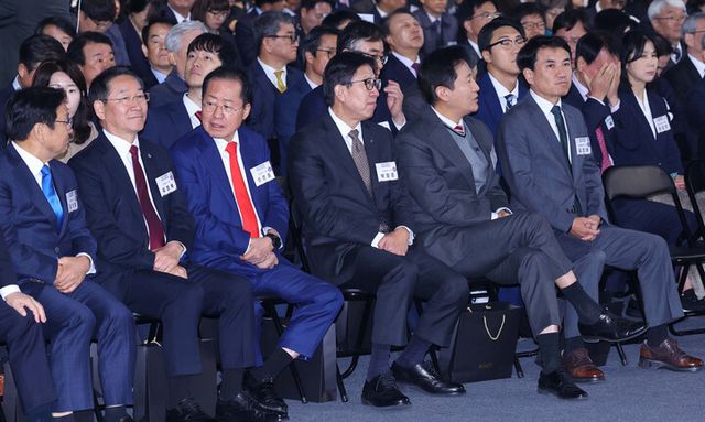 6일 강원도 춘천 송암스포츠타운 실내테니스장에서 열린 '2회 지방자치·균형발전의 날 기념식'에 참석한 시도지사들이 행사 시작을 기다리고 있다. (왼쪽부터) 강기정 광주광역시장, 유정복 인천광역시장, 홍준표 대구광역시장, 대한민국시도지사협의회장인 박형준 부산광역시장, 오세훈 서울시장, 김진태 강원특별자치도지사. [사진=연합뉴스]