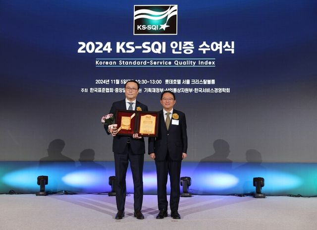 5일 서울 소공동 롯데호텔 서울 크리스탈 볼룸에서 진행된 ‘2024 한국서비스품질지수(KS-SQI) 인증 수여식’에서 최재역 해비치 호텔앤드리조트 제주 총지배인(왼쪽)과 강명수 한국표준협회장이 기념촬영을 하고 있다. [사진=해비치 호텔앤드리조트]