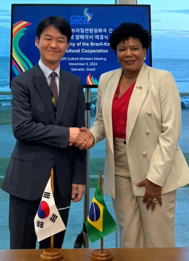 용호성 문화체육관광부 제1차관이 6일(현지시간) G20 문화장관회의가 열리고 있는 브라실 살바도르 컨벤션센터에서 마르가레트 메네제스(Margareth Menezes) 브라질 문화부 장관을 만나 인사를 나누고 있다. [사진=문화체육관광부]