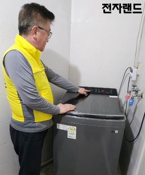전자랜드가 결식 우려 아동들을 위한 2024년 하반기 ‘행복얼라이언스 주거환경개선 프로젝트’에 참여해 세탁기를 지원하고 있다. [사진=전자랜드]