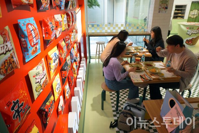 서울 성동구에 마련된 ‘짜파게티 분식점 팝업스토어’에서 방문객들이 짜파게티를 활용한 다양한 커스텀 요리를 즐기고 있다. [사진=이뉴스투데이DB]