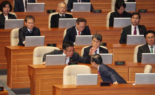 10일 오후 국회 본회의에서 677조4000억원 규모 정부안에서 총 4조1000억원이 감액된 673조3000억원 규모의 야당 단독 수정안을 의결했다. 예산안이 통과된 다음 한 총리가 인사말을 하려고 나오자 야당 의원들로부터 "내란수괴", "탄핵" 등 고함이 터져 나왔고 여당 의원들도 고성으로 맞붙으면서 본회의장이 소란스러워졌다.사진은 2025년도 예산안이 통과된 뒤 한덕수 국무총리와 최상목 경제부총리가 대화하고 있는 모습.&nbsp; [사진=연합뉴스]