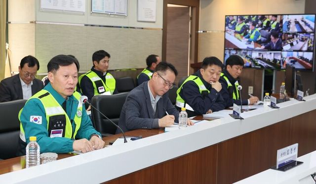 이정복 서부발전 사장(앞줄 왼쪽 첫 번째)이 11일 충남 태안발전본부에서 발전설비 안정 운영을 위한 전사 전력 수급 대책 화상회의를 주재하고 있다. [사진=한국서부발전]