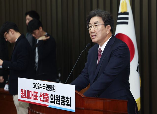 국민의힘 새 원내대표에 선출된 권성동 의원이 12일 오전 국회에서 열린 의원총회에서 당선 인사를 하고 있다. [사진=연합뉴스]