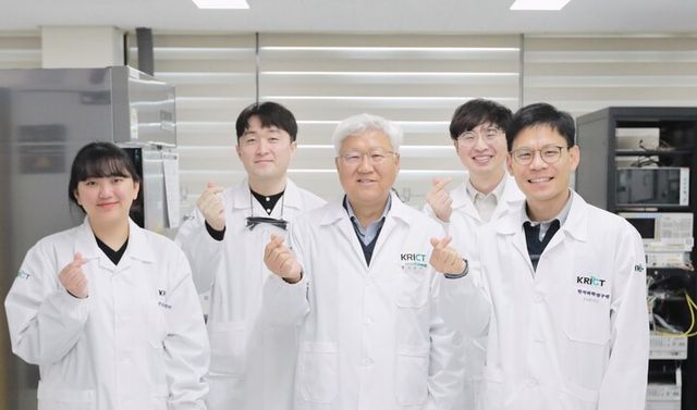 수계 폴리이미드 제조 기술을 개발한 고기능고분자연구센터 연구자들 [사진=한국화학연구원]