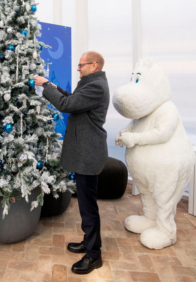 유리 예르비아호 주한 핀란드 대사가 13일 에버랜드에 방문해 노르딕 포레스트에 있는 소원 트리에 눈꽃 소원지를 걸고 있다. [사진=삼성물산 리조트부문]