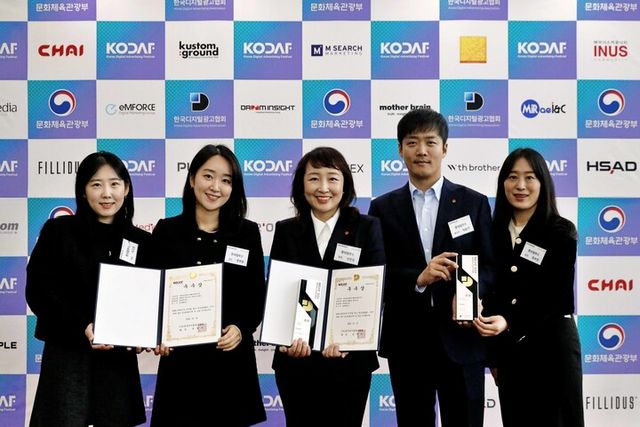 신민정 롯데웰푸드 IMC팀장(사진 가운데)을 비롯한 구성원들이 기념촬영을 하고 있다. [사진=롯데웰푸드]