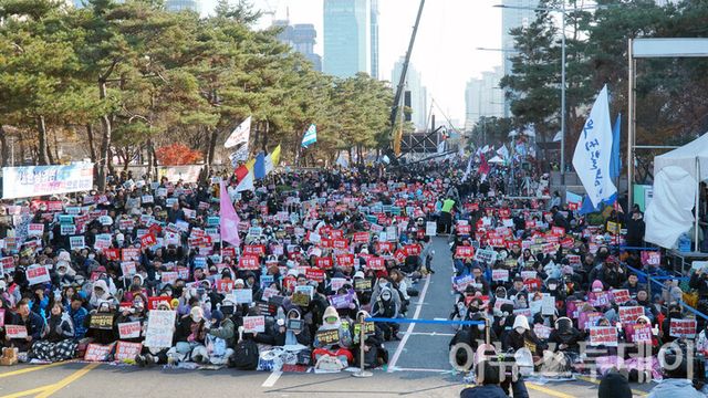 윤석열 대통령의 2차 탄핵소추안이 가결된 14일 오후 서울 영등포구 국회의사당 앞에서 열린 ‘윤석열 대통령 퇴진 촉구 집회’에 참가한 수많은 시민들이 구호를 외치고 있다. [사진=안경선 기자]