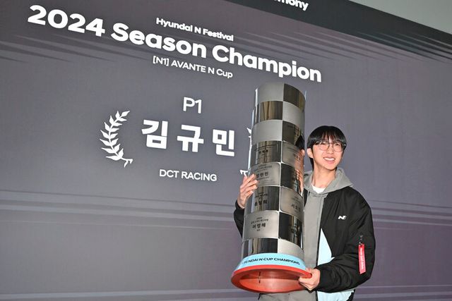 현대 N 페스티벌 2024시즌의 N1 클래스에서 선수 부문 종합 우승을 차지한 김규민 선수가 기념 촬영을 하고 있는 모습. [사진=현대차]
