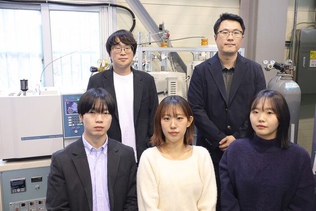 뒷줄 왼쪽부터 시계 방향으로 양정훈 선임연구원, 김정필 수석연구원, 오은채 학생연구원, 김정아 학생연구원, 장재원 학생연구원 [사진=생기연]