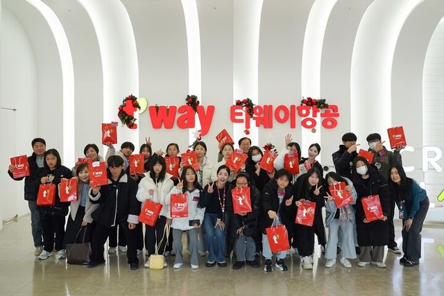 지난 14일 티웨이항공 훈련센터에서 객실 승무원 체험 활동에 참여한 천안 목천 꿈샘지역아동센터 청소년들이 교육 후 기념사진을 촬영 중이다. [사진=티웨이항공]