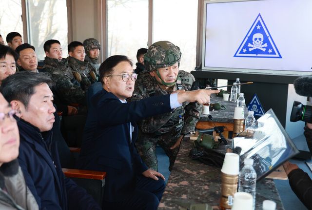 우원식 국회의장이 18일 강원 철원군 육군 제3보병사단에서 정재열 3사단장에게 설명을 듣고 있다. [사진=국회의장 공보수석실]