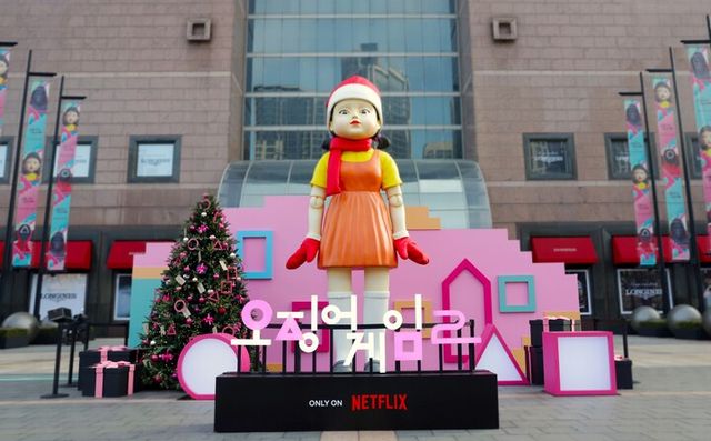 신세계백화점 강남점 앞에 설치된 오징어 게임 캐릭터 '영희' 조형물. [사진=신세계백화점]