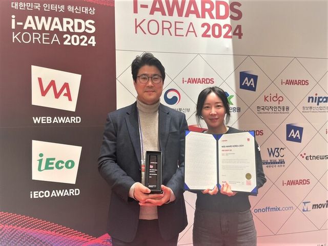 노랑풍선이 18일 서울 서초구 양재 엘타워 그랜드 홀에서 개최된 국내 대표 웹 평가 시상식 ‘웹어워드 코리아 2024’에서 ‘모바일 웹서비스 부문 대상’을 비롯해 ‘문화·관광 부문 최우수상’ 2관왕을 수상했다. [사진=노랑풍선]