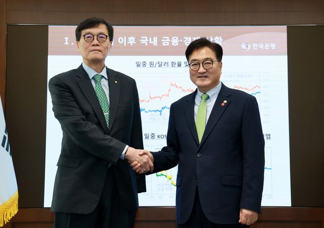 우원식 국회의장(오른쪽)이 19일 서울 한국은행 본관을 방문해 이창용 한국은행 총재와 기념촬영하고 있다. [사진=국회의장 공보수석실]