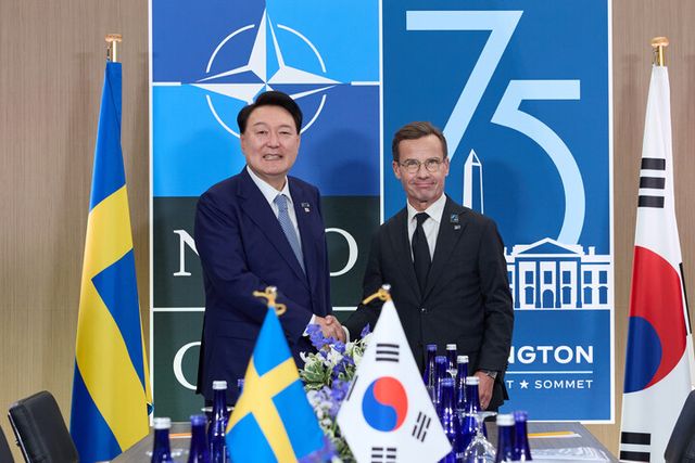 윤석열&nbsp;대통령이 10일(현지 시각) 북대서양조약기구(NATO·나토) 75주년 정상회의가 개최된 미국 워싱턴DC 월터 E. 워싱턴 컨벤션센터에서 열린 한-독일 정상회담에서 올라프 숄츠 독일&nbsp;총리와 악수하고 있다. [사진=대통령실]