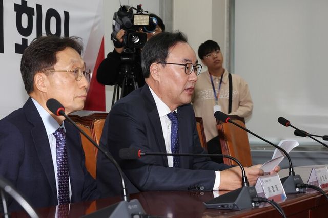 이진우 대한의학회장(오른쪽)과 이종태 KAMC 이사장이 1일 오후 국회에서 열린 여·야·의·정 협의체 회의와 관련한 입장 발표를 하고 있다. [사진=연합뉴스]