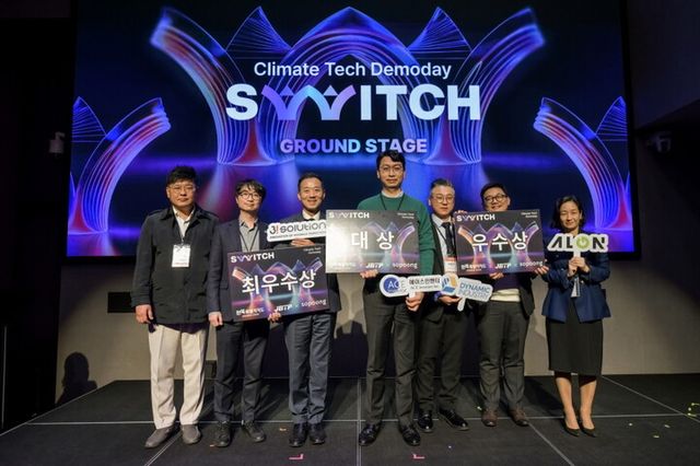 전북 기후테크 데모데이 ‘SWITCH’ 신규트랙 수상팀 관계자들이 기념촬영을 하고 있다. [사진=소풍벤처스]