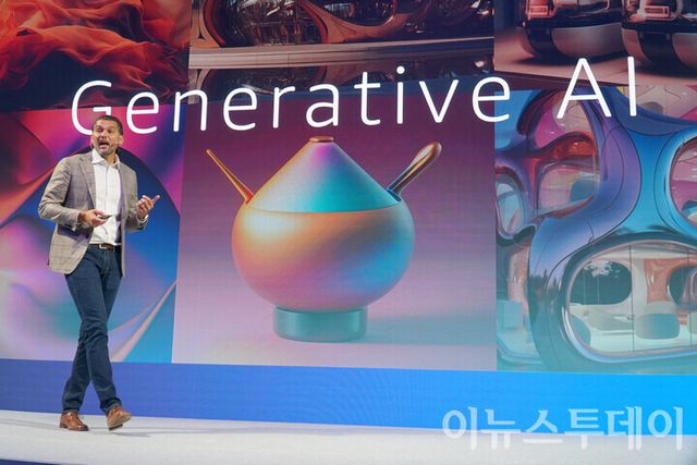 지난 9월 서울 송파구 잠실 롯데호텔 3층 크리스탈볼룸에서 열린 ‘AWS AI 데이: 이노베이션(AWS AI Day: Innovation)’에서 벤 카바나스 AWS 아시아태평양·일본 지역 기술 디렉터가 기조연설을 하고 있다. [사진=이뉴스투데이DB]