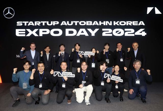 메르세데스-벤츠코리아 마티아스 바이틀 대표 및 스타트업 아우토반 코리아 참여 기업 등이 지난달 29일 서울시 논현동 복합 문화공간에서 진행된 ‘스타트업 아우토반 코리아’ 엑스포 데이에서 기념 촬영을 하고 있다. 마티아스 바이틀 메르세데스-벤츠코리아 대표(두번째 줄 왼쪽 첫번째), 김홍중 메르세데스-벤츠코리아 대외협력부 상무(두번째 줄 왼쪽 두번째), 컬삿 카르탈 메르세데스-벤츠 R&D 코리아 센터장(두번째 줄 오른쪽 첫번째)