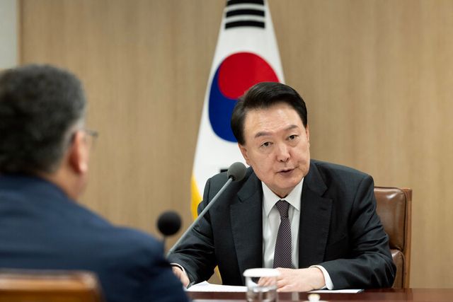 윤석열 대통령이 지난 11월 4일 서울 용산 대통령실 청사에서 무라트 누르틀례우 카자흐스탄 부총리 겸 외교장관 등 17차 한-중앙아 협력 포럼 중앙아 5개국 대표단을 접견하며 발언하고 있다. [사진=대통령실]