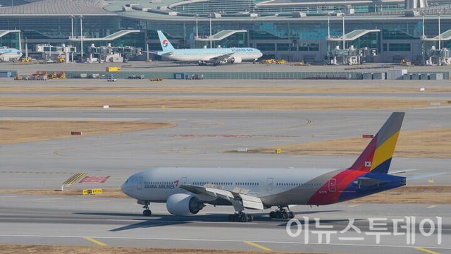 12일 오전 인천 중구 인천국제공항 계류장에 대한항공 소속 비행기와 아시아나항공 소속 비행기가 세워져 있다. [사진=이뉴스투데이DB]