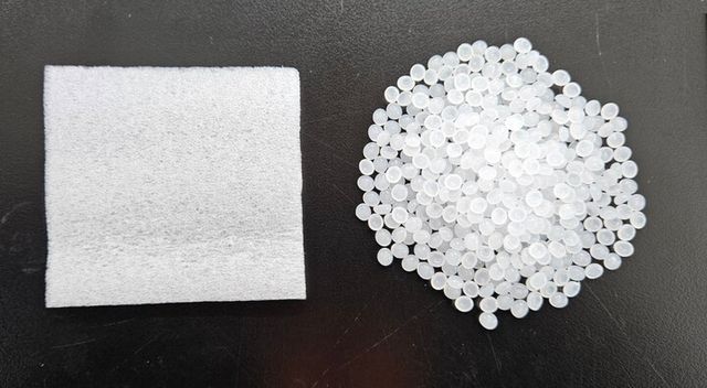 한화솔루션이 개발한 재활용 폴리에틸렌 (오른쪽)과 이를 적용한 전자제품용 포장재 샘플. [사진=한화솔루션]