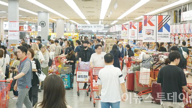 서울의 한 대형마트가 손님들로 북적이고 있다. [사진=이뉴스투데이DB]