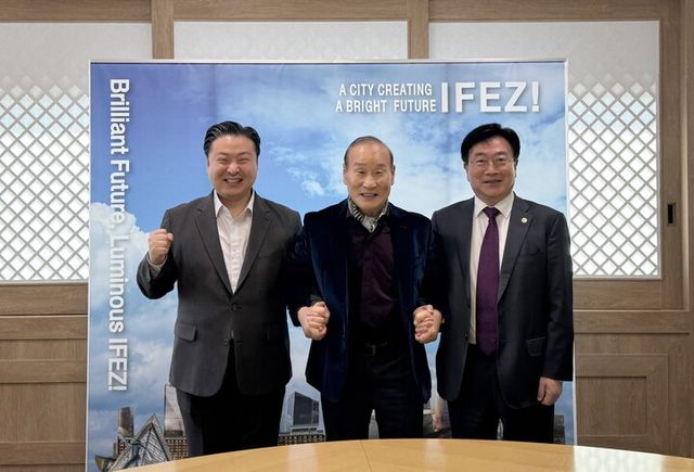 26일 인천경제자유구역청에서 최병오 한국섬유산업연합회장(가운데), 윤원석 인천경제자유구역청장(오른쪽), 최준호 패션그룹형지 총괄부회장이 송도국제도시의 글로벌화를 함께 추진하기로 합의하고 기념 촬영을 하고 있다. [사진=패션그룹형지]