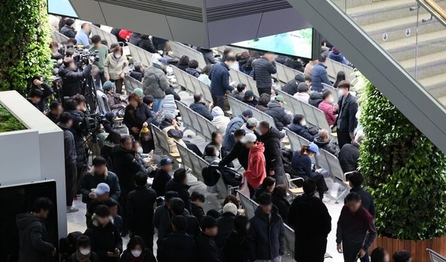 29일 전남 무안군 무안국제공항에 제주항공 여객기 폭발사고 탑승자 가족들이 모여있다.[사진=연합뉴스]