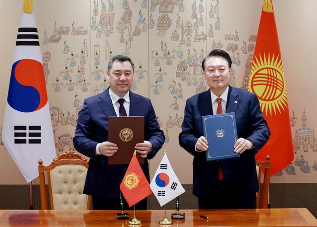 윤석열 대통령이&nbsp;3일 서울 용산 대통령실에서 사디르 자파로프 키르기즈공화국 대통령과 한·키르기즈 포괄적 동반자 관계 수립에 관한 공동성명에 서명 후 촬영하고 있다. [사진=연합뉴스]