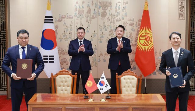 윤석열 대통령과 사디르 자파로프 키르기즈공화국 대통령이 임석한 가운데 3일 서울 용산 대통령실 청사에서 열린 한·키르기즈 무역투자촉진프레임워크(TIPF) 양해각서(MOU) 서명식에서 안덕근 산업통상자원부 장관과 다니야르 아만겔디예프 키르기즈 공화국 경제상업부 장관이 기념 촬영을 하고 있다. [사진=연합뉴스]