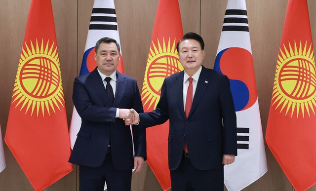 윤석열 대통령이 3일 서울 용산 대통령실에서 열린 한·키르기즈 정상회담에서 사디르 자파로프 키르기즈공화국 대통령과 악수하고 있다. [사진=연합뉴스]