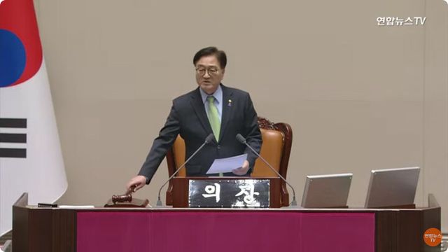 윤석열 대통령이 3일 저녁 비상계엄을 선포한 가운데 4일 밤 서울 영등포구 국회의사당에서 우원식 국회의장이 계엄 해제 요구 결의안을 가결하고 있다. [사진=연합뉴스TV캡쳐, 연합뉴스]