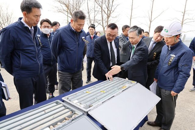 황주호 한국수력원자력 사장이 30일 한빛원자력본부에서 사업소 현장경영 'CEO인사이트(In-Site)'의 시작을 알렸다 (첫줄 왼쪽에서 세 번째 황 사장). [사진=한국수력원자력]