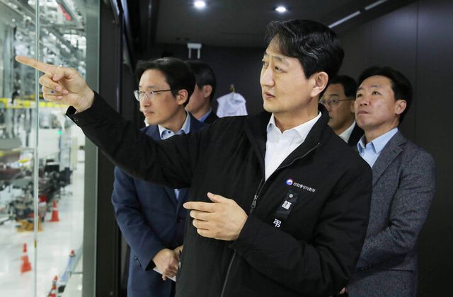 안덕근 산업통상자원부 장관이 30일 충북 청주시 SK하이닉스 청주캠퍼스를 둘러보고 있다. [사진=산업통상자원부]